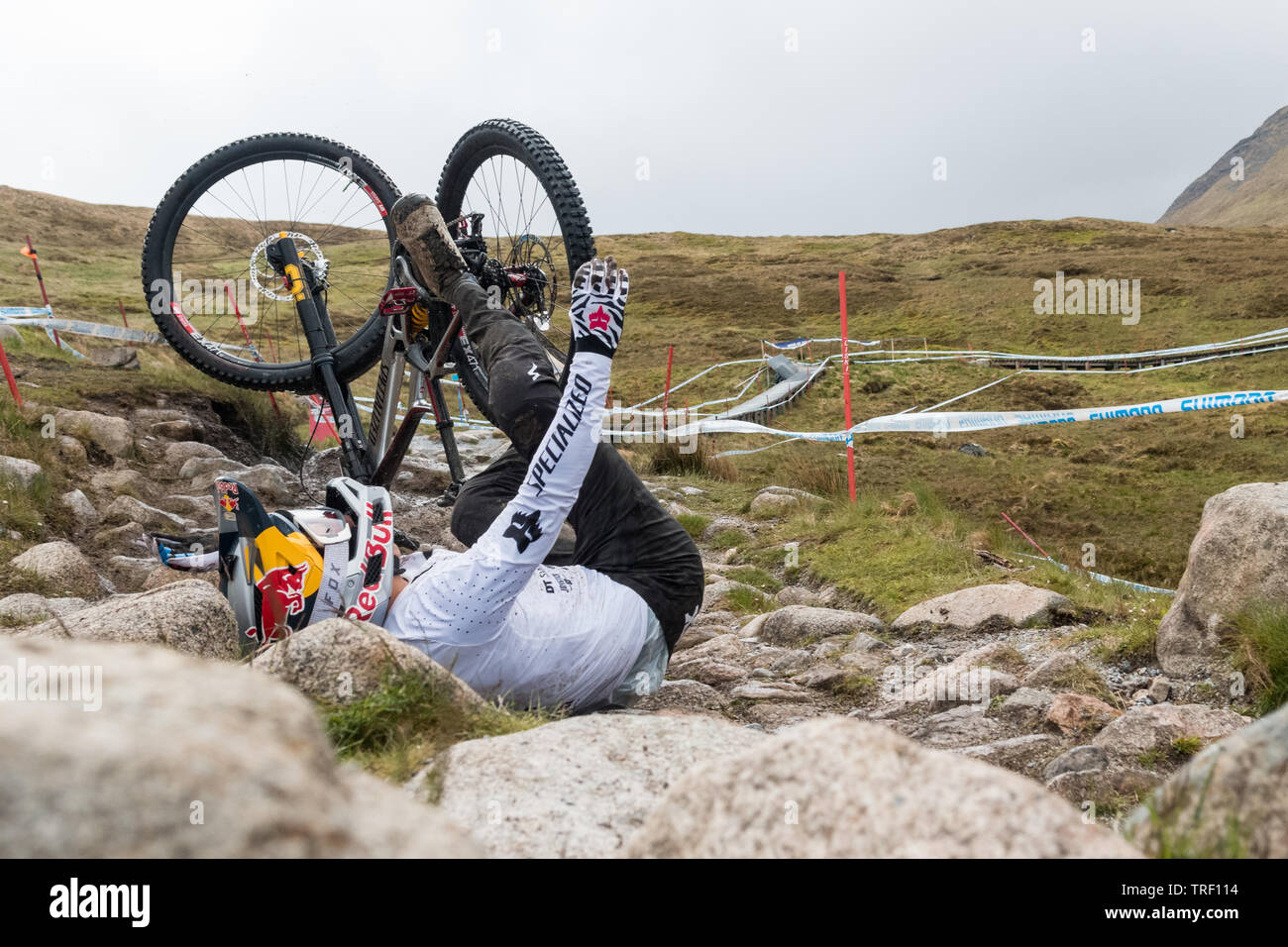 Finn Iles séquence de l'accident au cours de pratique run - Coupe du Monde de vélo de montagne UCI à Fort William, ÉCOSSE - série de 13 images libre 13/13 Banque D'Images