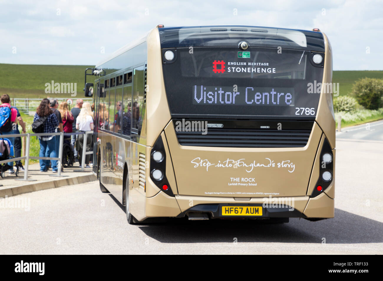 Bus navette Stonehenge / coach pour transporter les touristes et les visiteurs de la principale du centre d'accueil à la Stonehenge monument en pierre / circle. (109) Banque D'Images