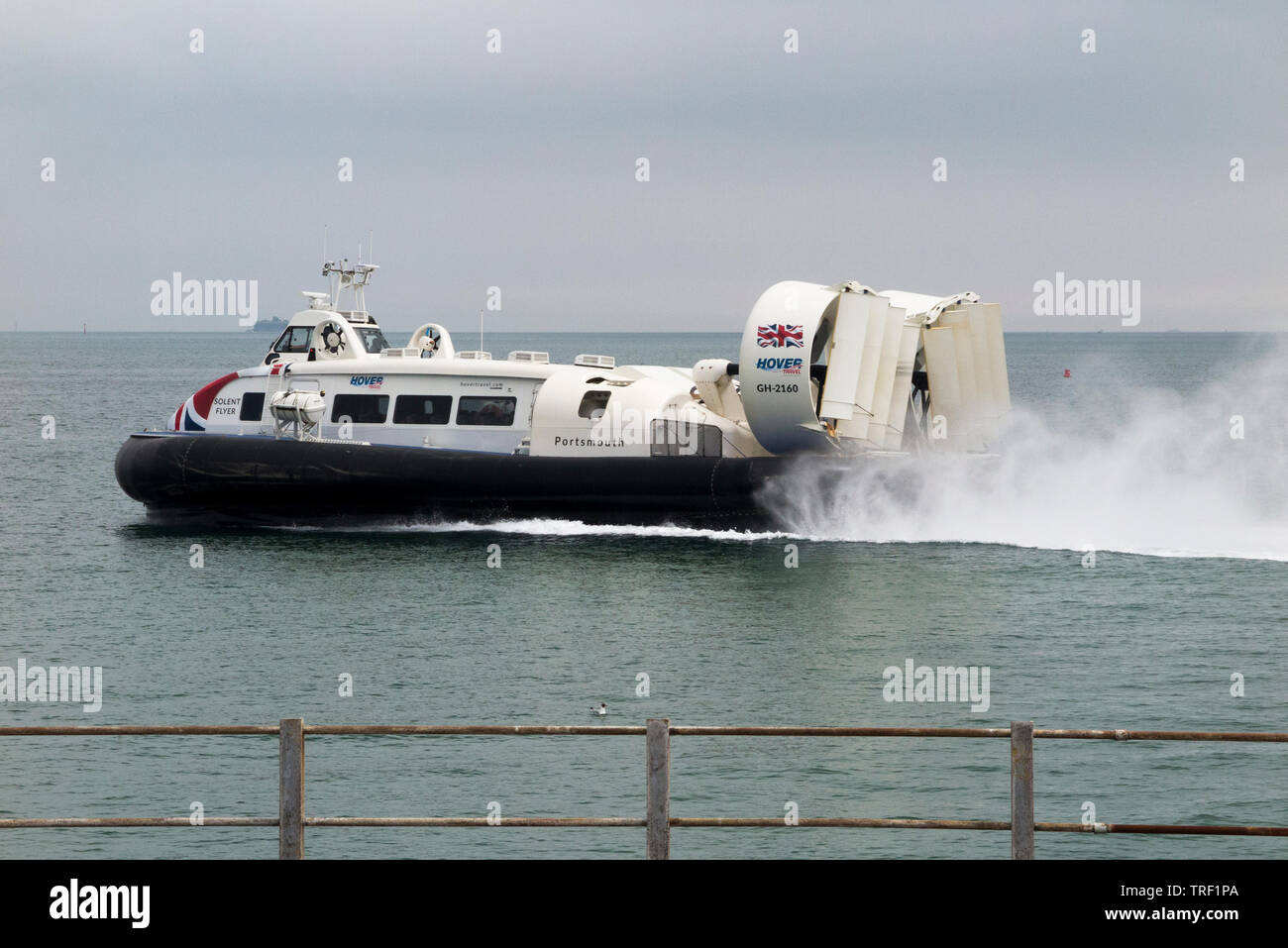 Aéroglisseur / hover craft Le Solent Flyer' vu à Ryde sur l'île de Wight / IofW / OIEAU. Service fonctionne entre Ryde Southsea à Portsmouth & UK (99) Banque D'Images