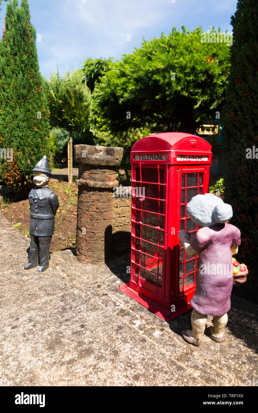 Close up d'un bureau de poste de GPO vintage old red phone box avec policier et des modèles de personnages femme de la classe moyenne. Village modèle. Godshill, Ventnor, île de Wight (Royaume-Uni) 99 Banque D'Images