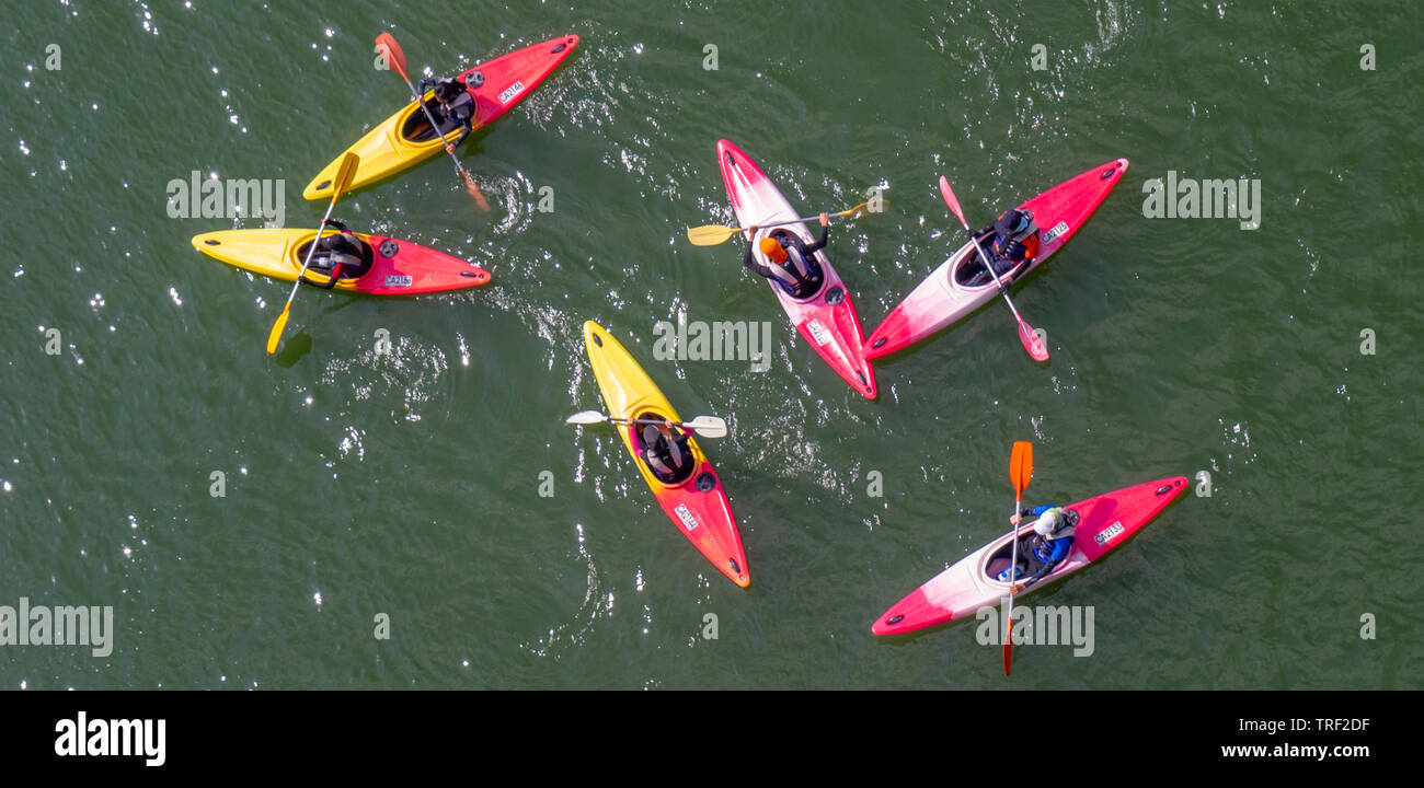 Les garçons leur pagaie kayak kayaks sur Marina Bay à Singapour. Banque D'Images