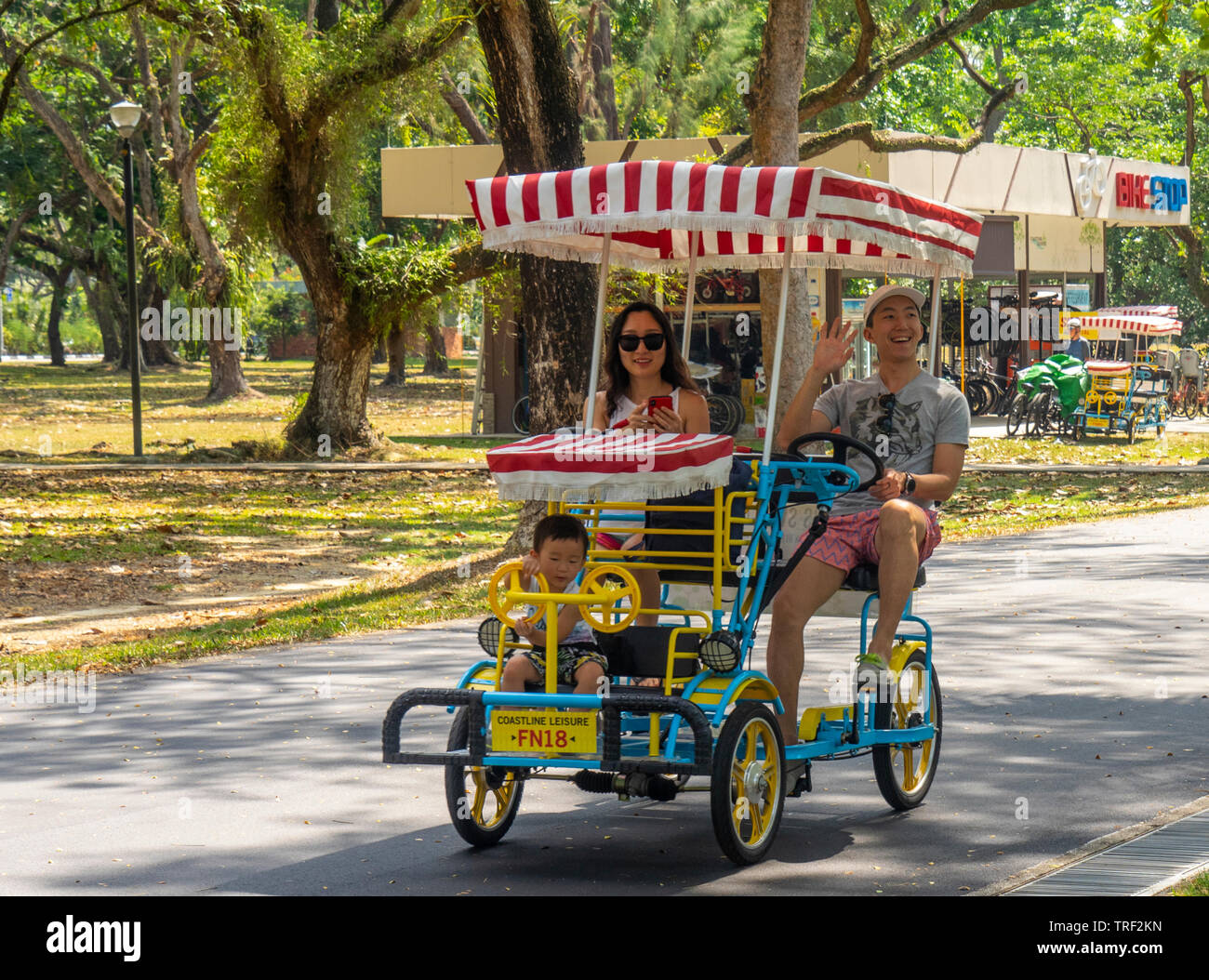 Une famille équitation un quad randonnée le long de East Coast Park Singapour. Banque D'Images