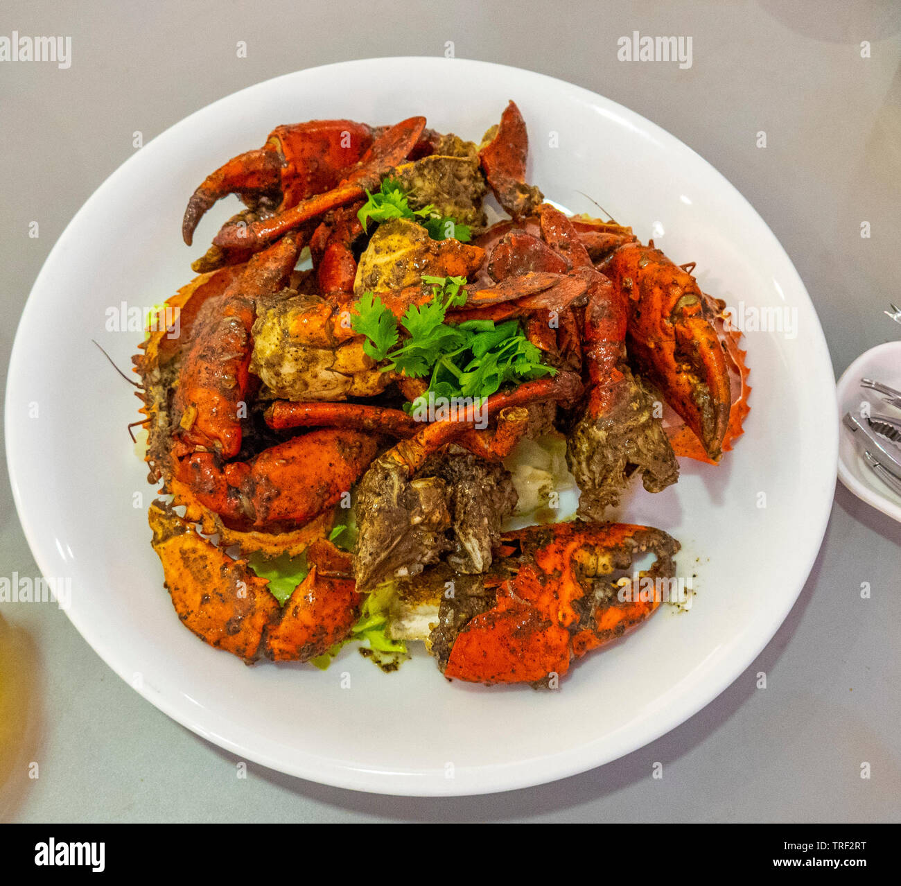 Bol de crabe au poivre noir un plat de Singapour. Banque D'Images