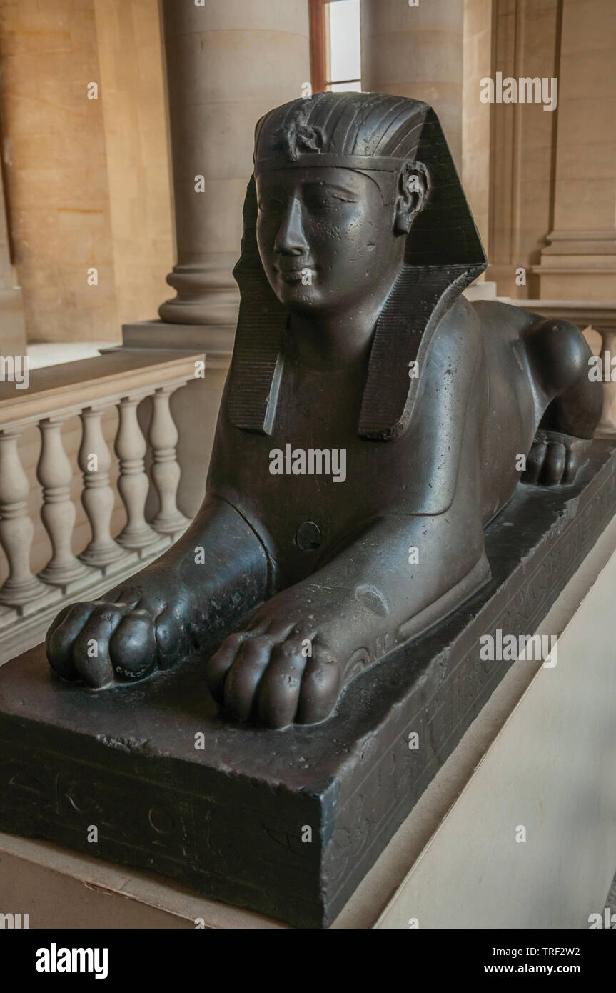 La sculpture antique de Sphinx égyptien assis au Musée du Louvre à Paris. L'un des plus impressionnants du monde centre culturel en France. Banque D'Images