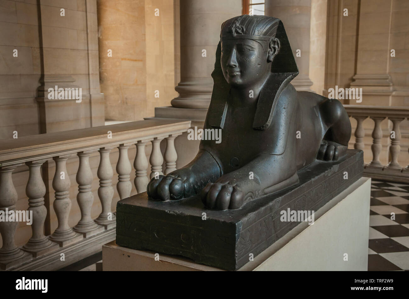 La sculpture antique de Sphinx égyptien assis au Musée du Louvre à Paris. L'un des plus impressionnants du monde centre culturel en France. Banque D'Images