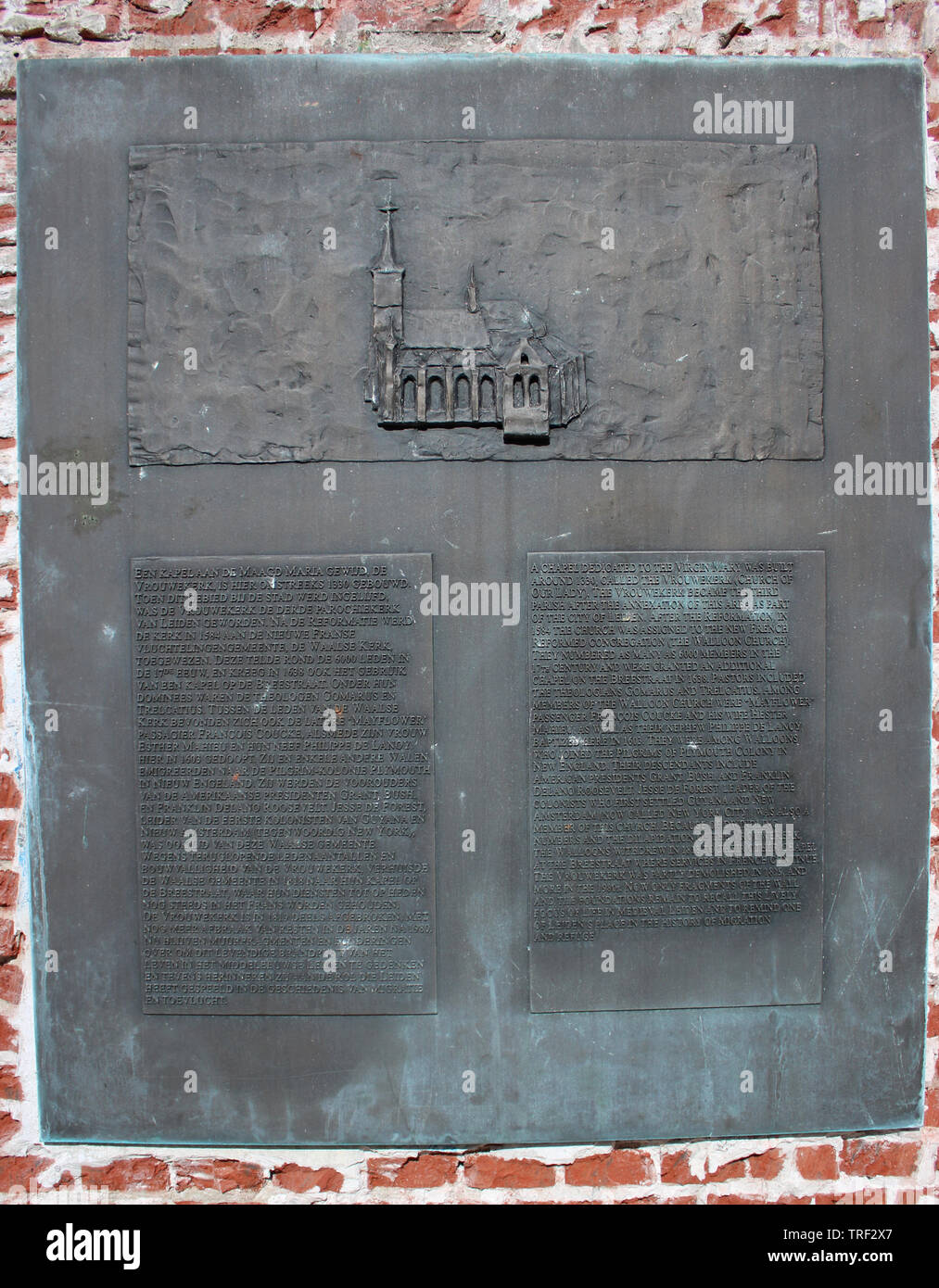 La plaque commémorative en bronze sur les ruines historiques de l'Vrouwekerk ou église Notre Dame à Leiden aux Pays-Bas. Banque D'Images