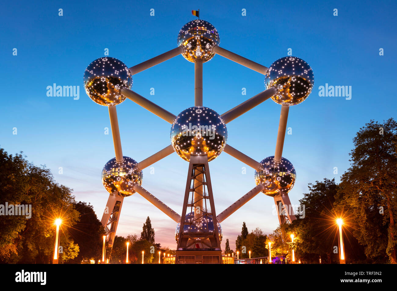 Atomium de Bruxelles Bruxelles la nuit éclairés par LED Ampoules Square de l'Atomium Boulevard de Centaire Bruxelles Belgique eu Europe Banque D'Images