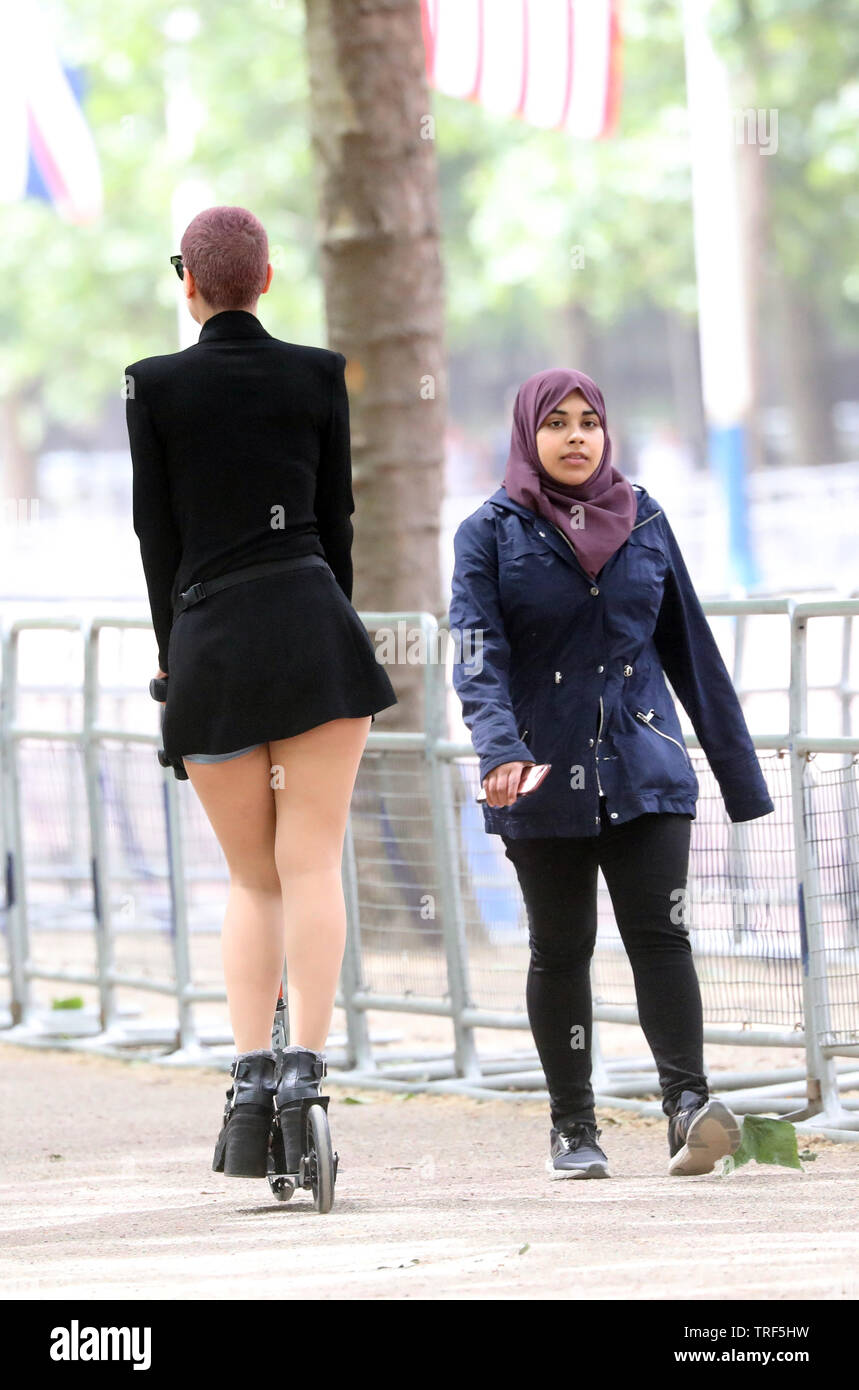 Pic montre : choc des cultures fille en mini jupe sur scooter en musulmane pic du foulard par Gavin Rodgers/Pixel8000 Banque D'Images