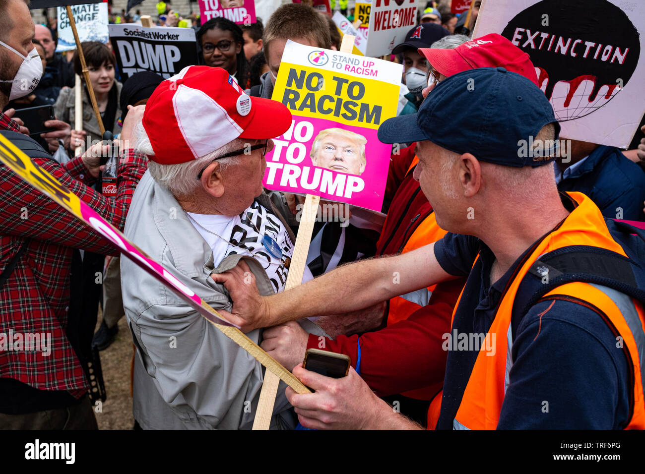 Londres, Royaume-Uni. 4 juin 2019. Les partisans de la ligne de front de la marche de protestation de Trump ont frappé avec force un passant sur un passant de personnes âgées jusqu'à la parole alors qu'un échange de mots échauffent avait eu lieu. Sur Parliament Square, Londres, Royaume-Uni crédit: Yousef Al Nasser/Alay Live News Banque D'Images
