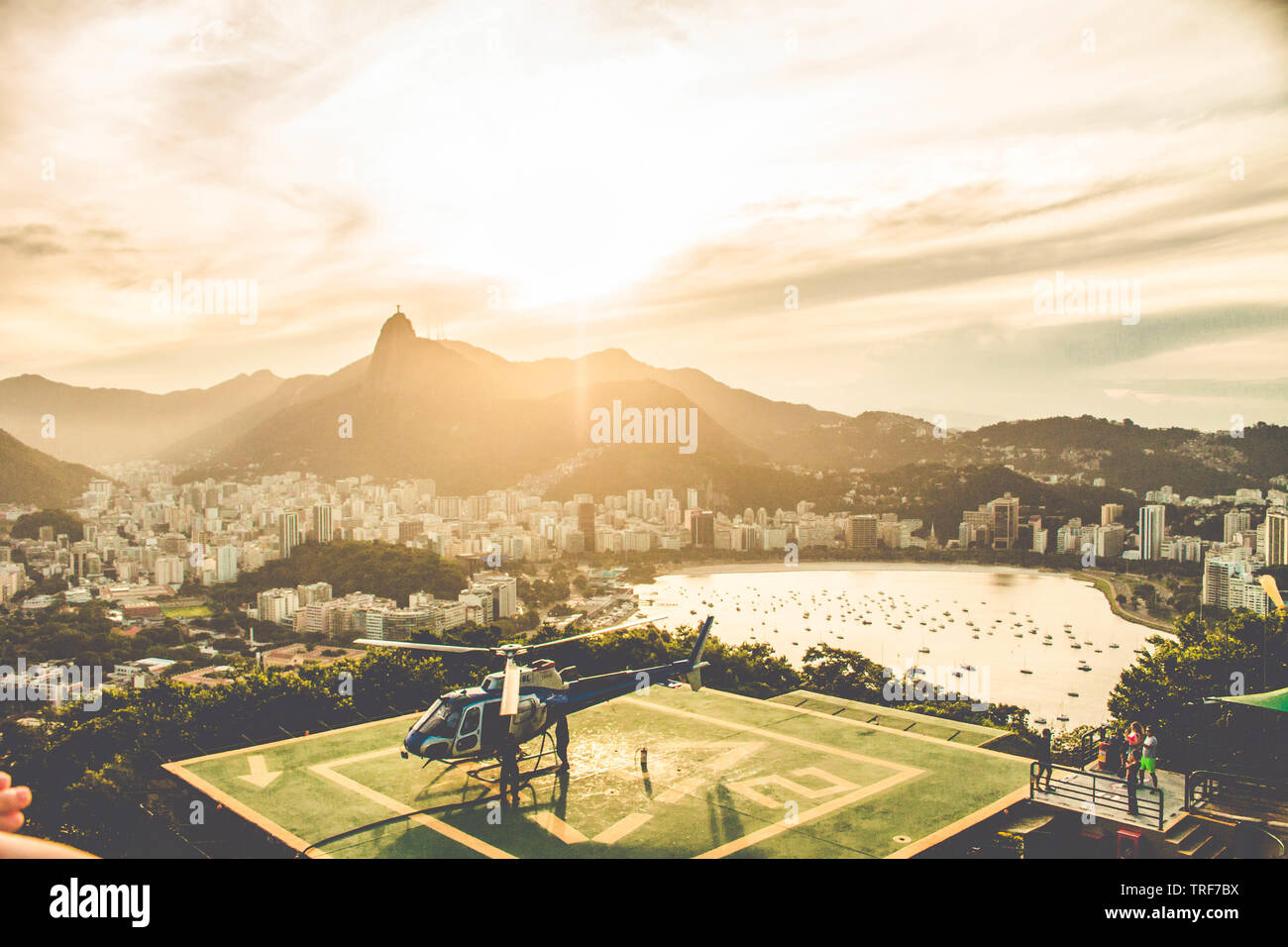 RIO DE JANEIRO, BRÉSIL, 01 AVRIL 2018 : héliport avec vol en hélicoptère à pao de açucar, Rio de Janeiro. Christ Rédempteur en arrière-plan Banque D'Images