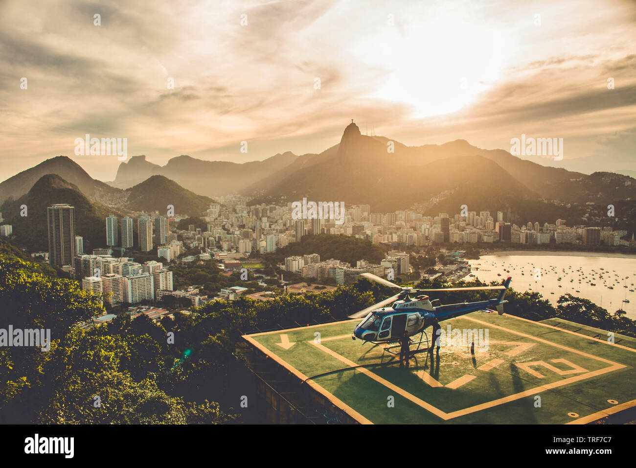 RIO DE JANEIRO, BRÉSIL, 01 AVRIL 2018 : héliport avec vol en hélicoptère à pao de açucar, Rio de Janeiro. Christ Rédempteur en arrière-plan Banque D'Images