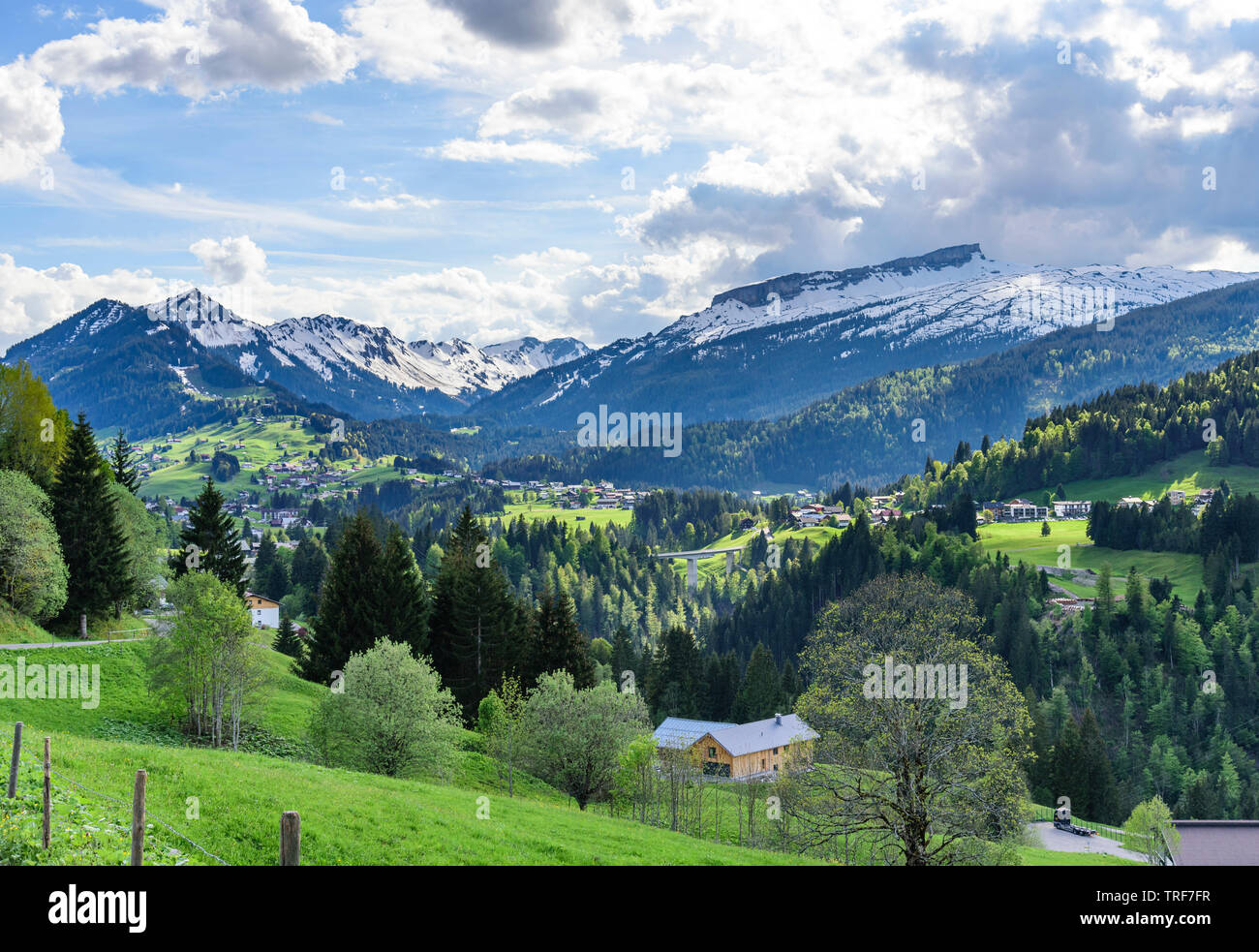 Panorama de la Kleinwalsertal avec l'impressionnant pic de la montagne appelée Hoher Ifen Banque D'Images