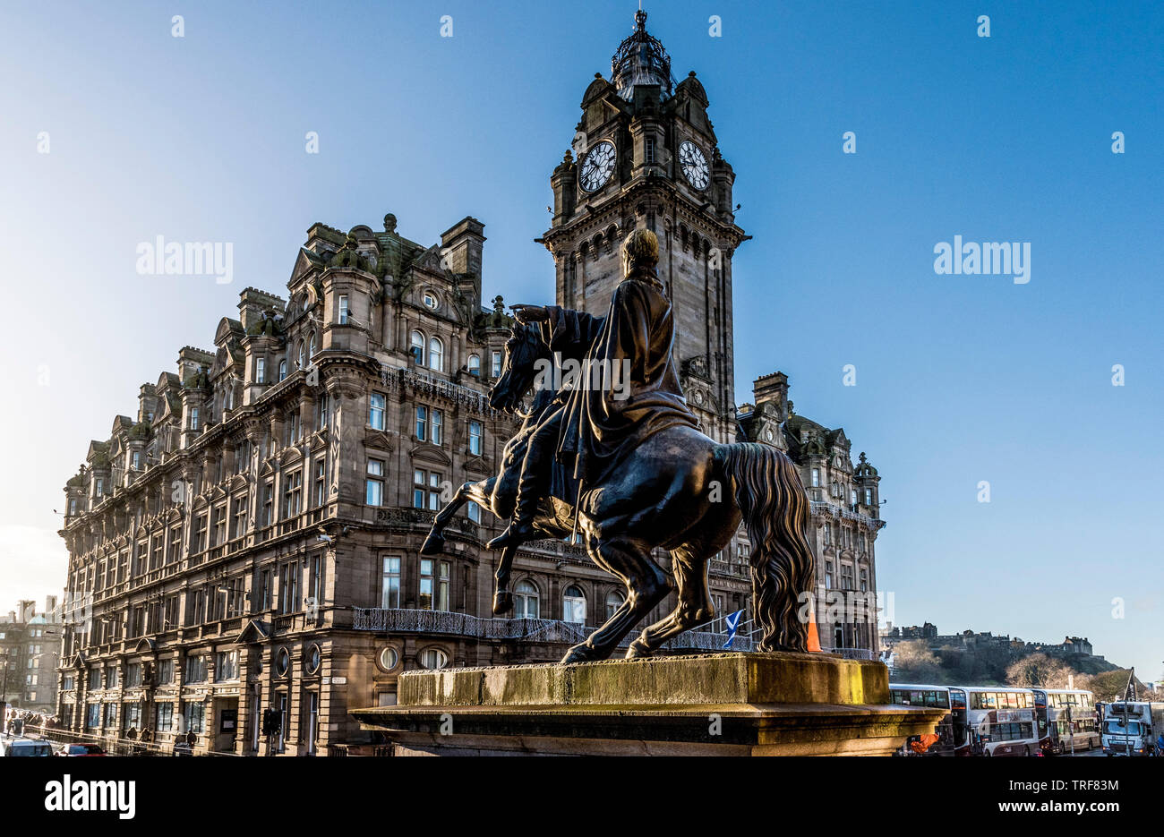Statue du duc de Wellington, Waterloo Place avec Balmoral Hotel Banque D'Images