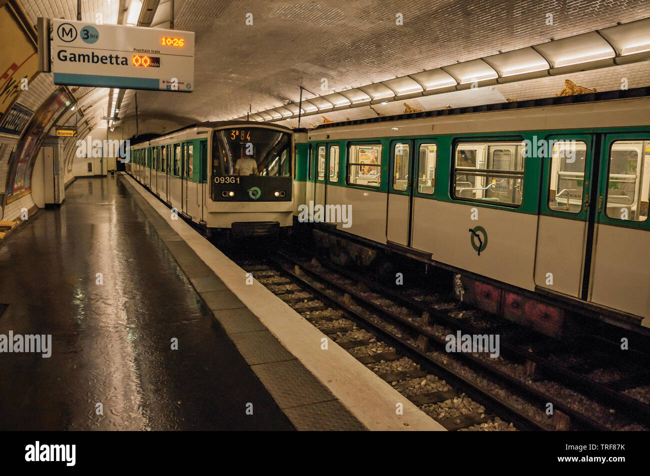 La station de métro Pelleport la position de la plate-forme à Gambetta à Paris. L'un des plus impressionnants du monde centre culturel en France. Banque D'Images