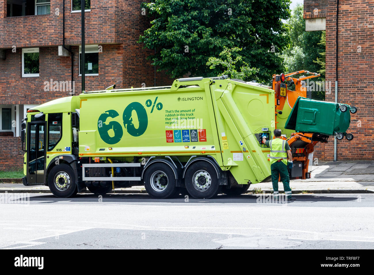 Un conseil d'Islington rendant son camion de recyclage collecte hebdomadaire dans une rue résidentielle, London, UK Banque D'Images