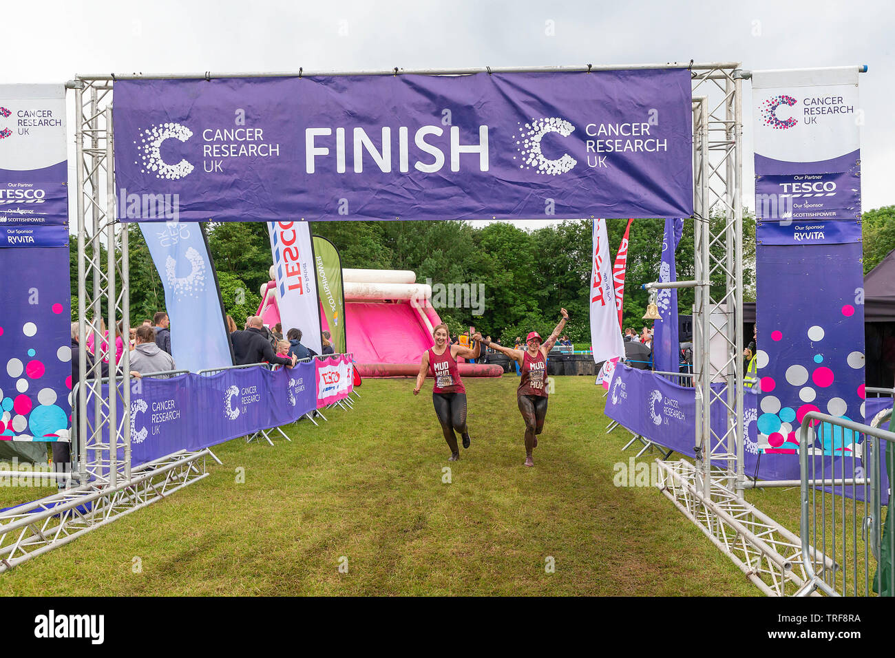 Warrington, Royaume-Uni. 2 juin 2019. Race for Life 2019, Warrington, au profit de la recherche sur le cancer. L'anneau de glissières de Bell de célébration à la fin de la course pour Banque D'Images