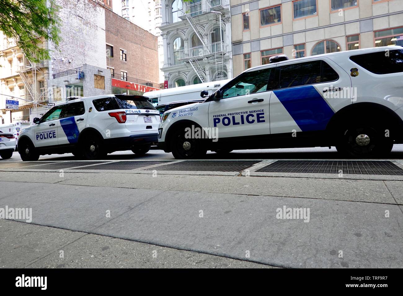 Département de la sécurité intérieure, service de sécurité fédéral de véhicules de police garés sur Broadway à la Federal Plaza, New York, NY, USA. Banque D'Images