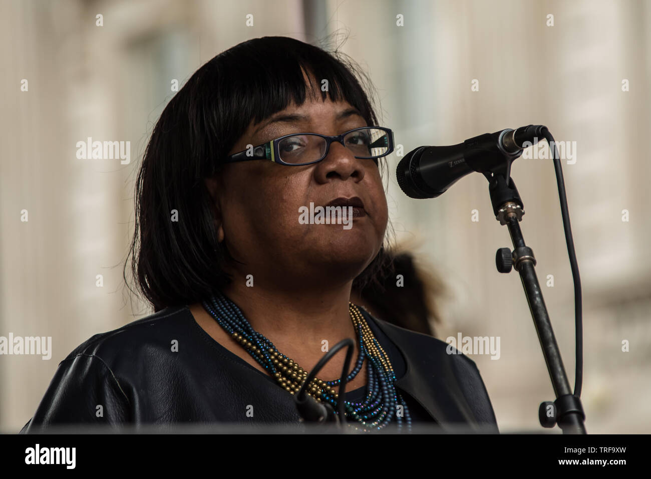 4 juin ,2019.. London,UK. Diane Abbott, député travailliste et ministre de l'intérieur de l'ombre s'adresse à la foule sur Whitehall. Des dizaines de milliers signe de protestation dans le centre de Londres, dans une manifestation nationale contre le Président Donald Trumps visite d'État du Royaume-Uni. Les manifestants se sont rassemblés à Trafalgar Square avant de marcher jusqu'à Whitehall, Downing Street, où se réunissait l'Atout Premier ministre britannique Theresa May. David Rowe/Alamy Live News. Banque D'Images