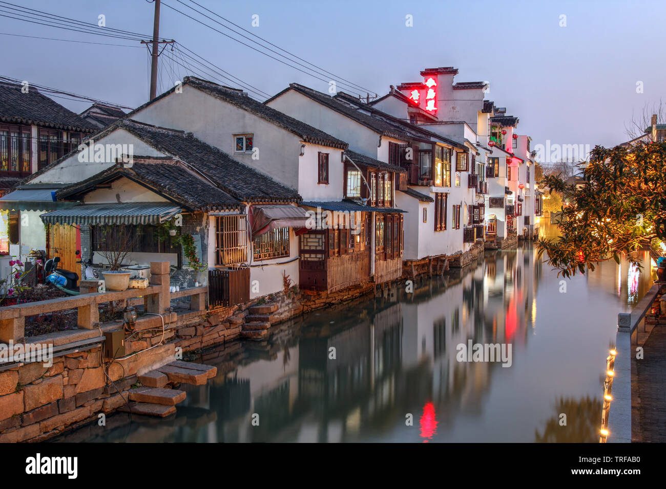 Scène crépusculaire à Suzhou, Chine avec ses maisons historiques le long du canal Lu Pingjiang Banque D'Images