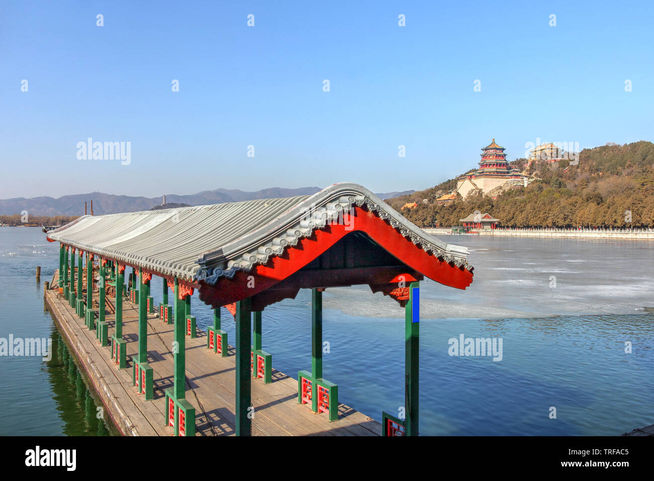 Paysage dans l'été à proximité de Beijing, Chine, doté d''un quai et la colline de la longévité à travers le lac Kunming. Banque D'Images