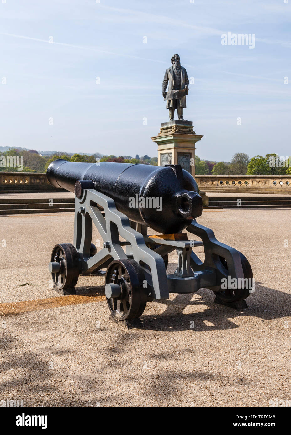 L'un des deux le Colonel William Dundas 68 pounder canons et la statue commémorative de Sir Titus Salt iRoberts Park, Saltaire, Bradford, West Yorkshire Banque D'Images