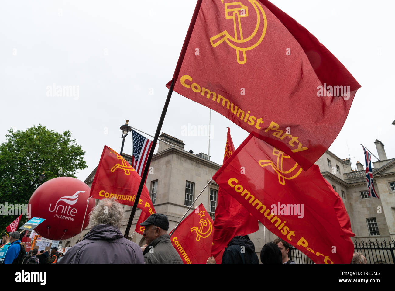 4 juin 2019. Londres, Royaume-Uni. Trump anti rassemblement à Westminster. Les manifestants avec des drapeaux de parti communiste cheer leader travailliste Jeremy Corbin pour son discours. Banque D'Images