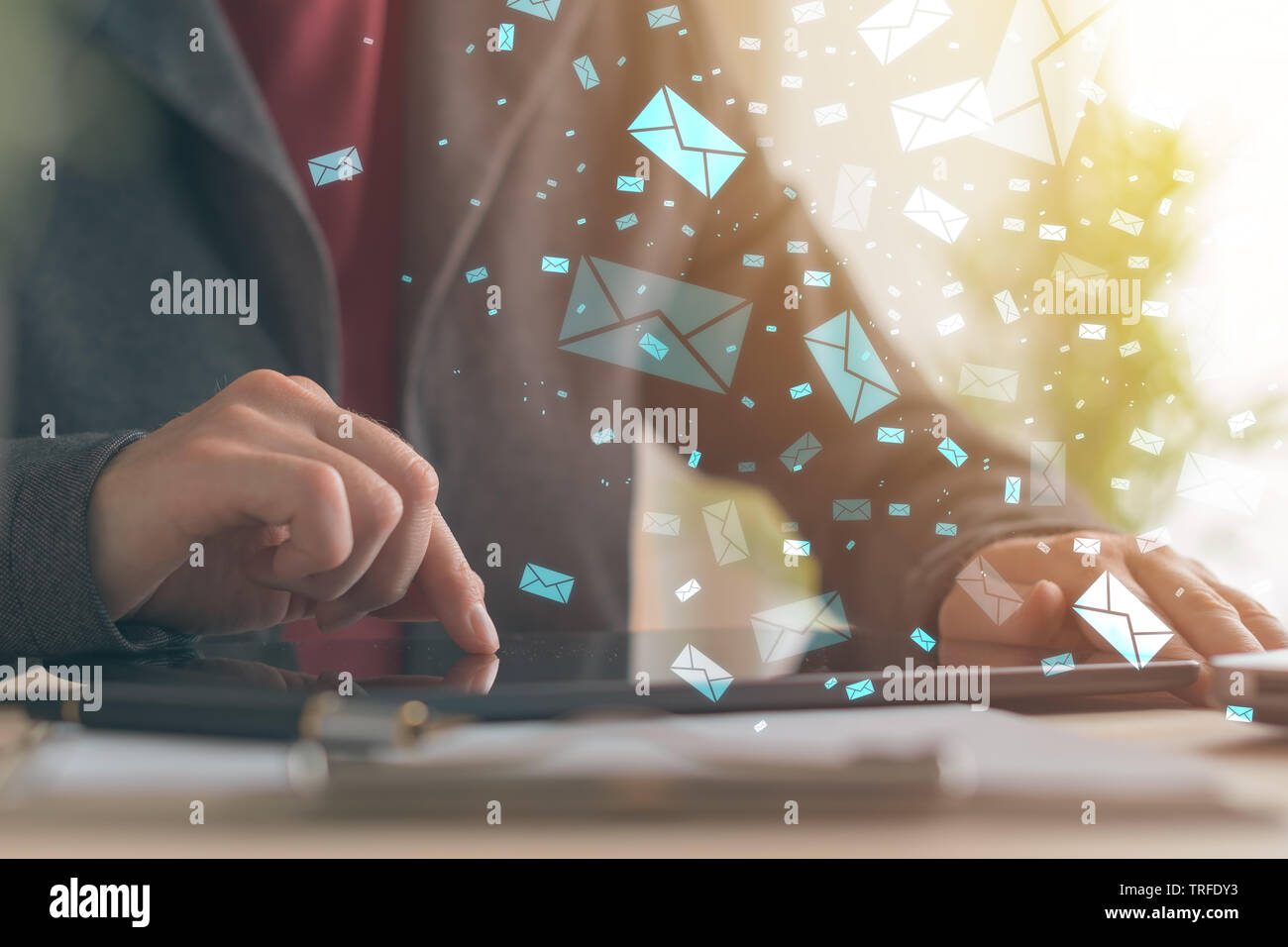 Businesswoman envoi d'e-mails sur l'ordinateur tablette de son bureau d'affaires 24 Banque D'Images