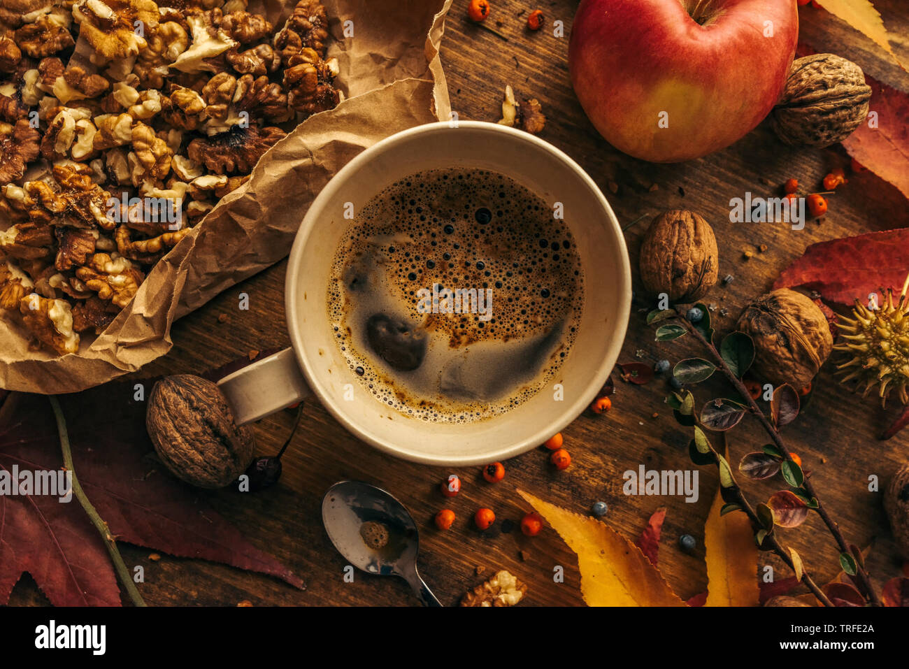 Profitant de fruits de l'automne - apple, café et noix sur la table de jour de Thanksgiving concept top view Banque D'Images