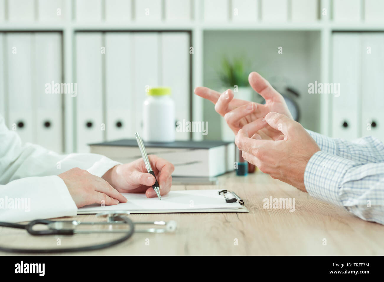 Médecin et patient lors de la consultation en cabinet médical, Close up of hands Banque D'Images