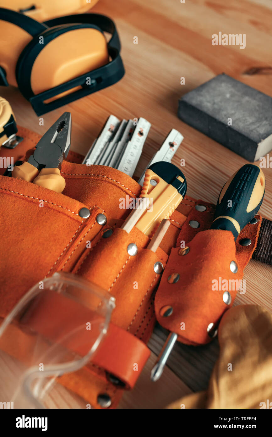 Bricoleur professionnel ceinture d'outils sur le bureau à l'atelier Banque D'Images