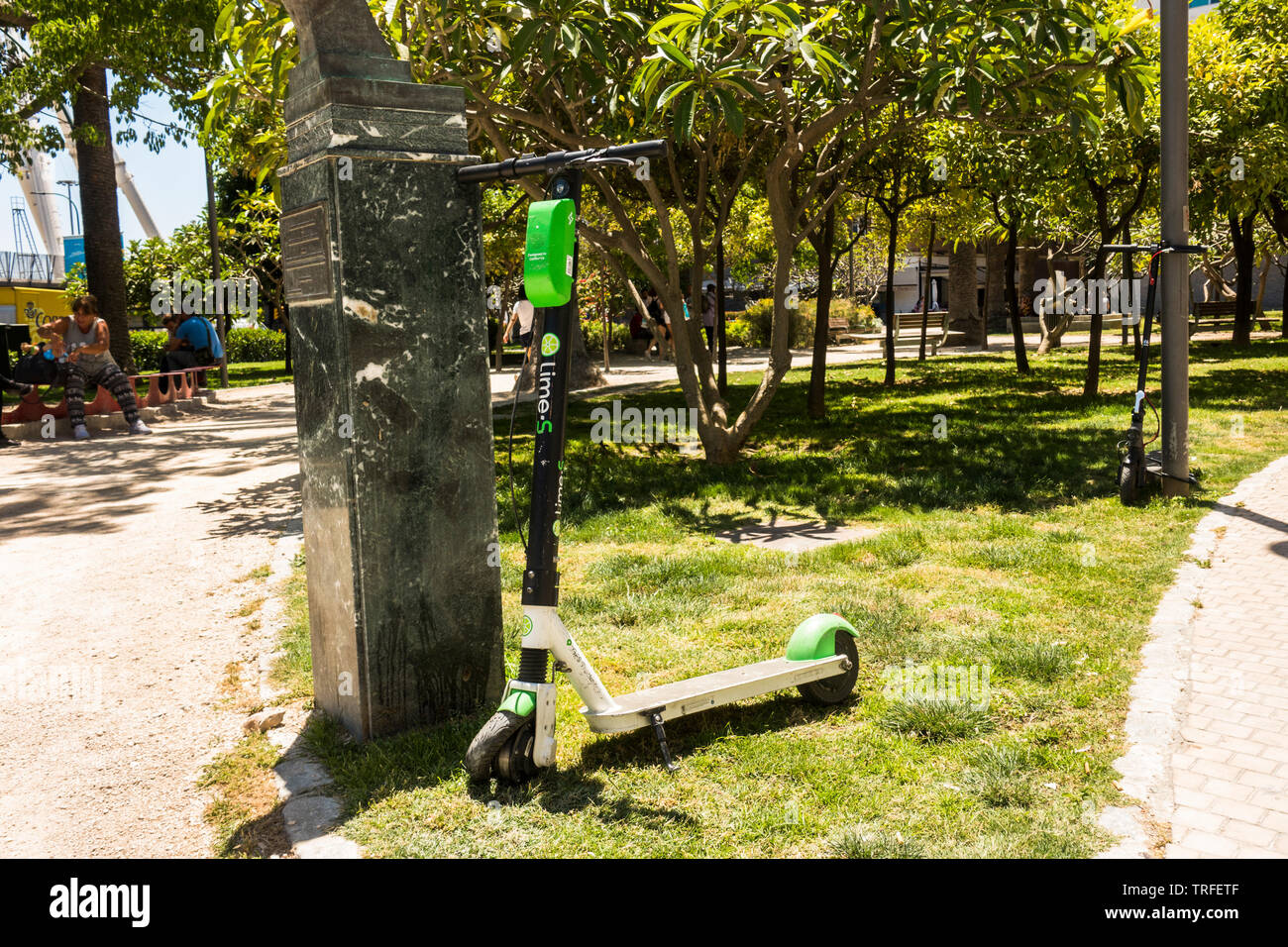 Scooter électrique garée dans un parc de Málaga, Andalousie, espagne. Banque D'Images