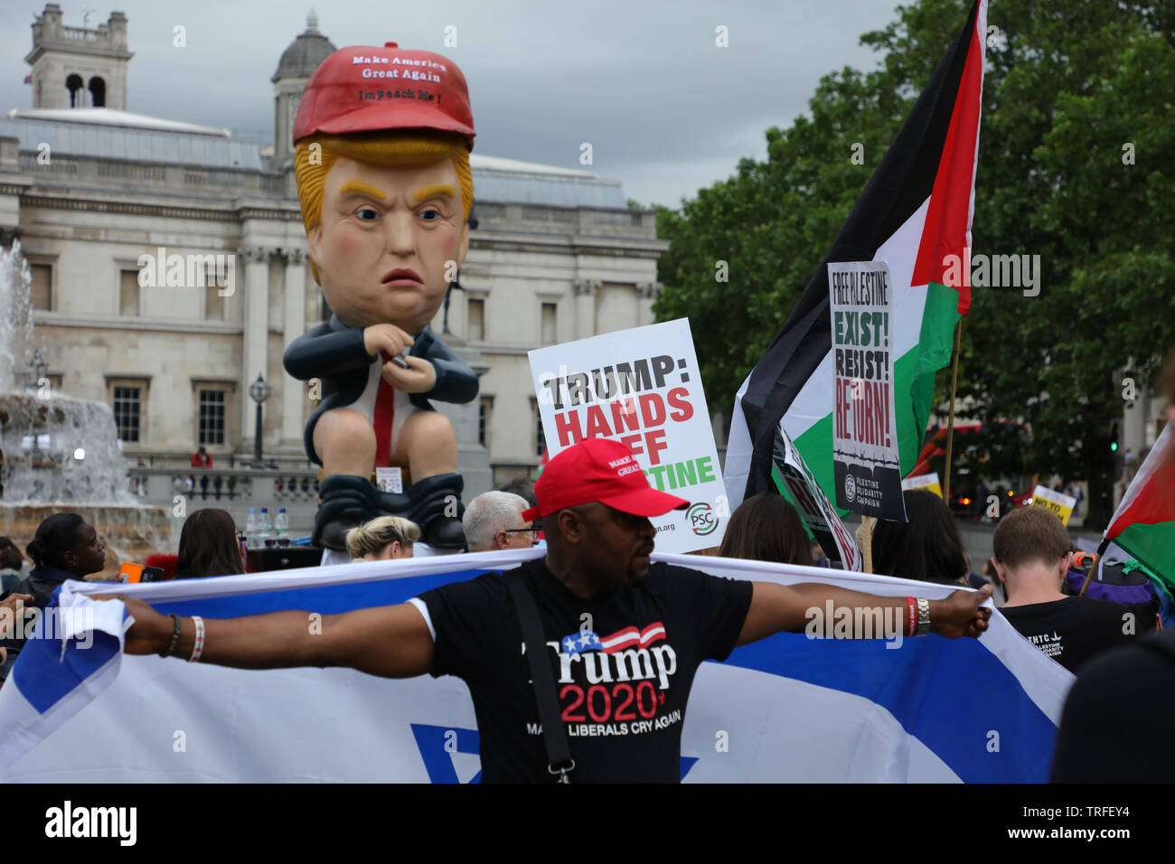 Londres, Royaume-Uni. 4 juin 2019. Trump soutient le drapeau d'Israël sur Trafalgar Square devant un modèle de Donald Trump le jour où les manifestants tiennent une journée de protestation dans le centre de Londres sur Trafalgar Square contre le président des États-Unis, Donald Trump, en visite au Royaume-Uni. Crédit: Joe Kuis / Alay Banque D'Images