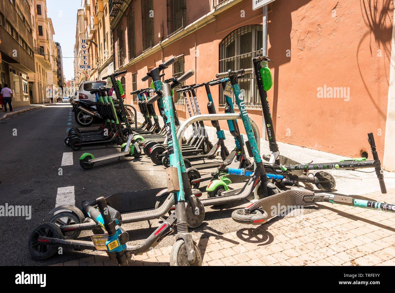 Des scooters électriques stationnés dans les rues de Malaga, Andalousie, espagne. Banque D'Images