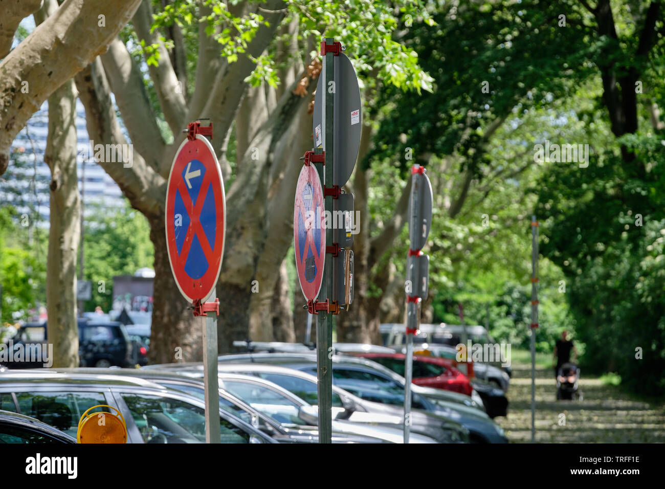 Nuremberg, Allemagne - 2 juin, 2019 : Des signes dit la voiture pilotes que l'arrêt est absolument interdit autour d'un chantier de construction dans une rue avec des voitures Banque D'Images