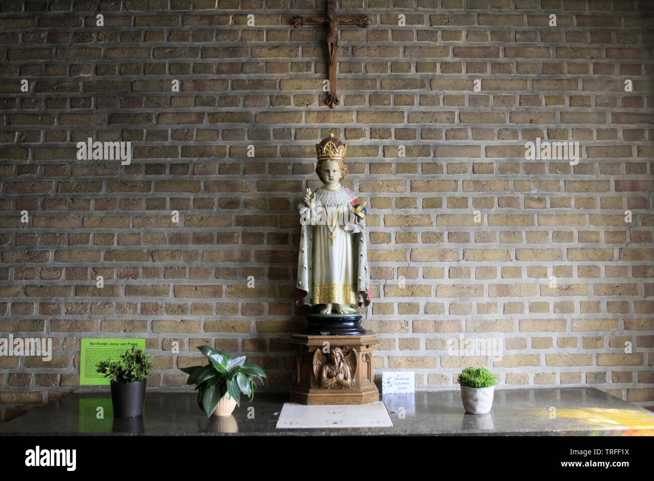 Enfant Jésus de Prague. St Petrus et Paulus Church St. Knokke-le-Zoute. Belgique. Banque D'Images