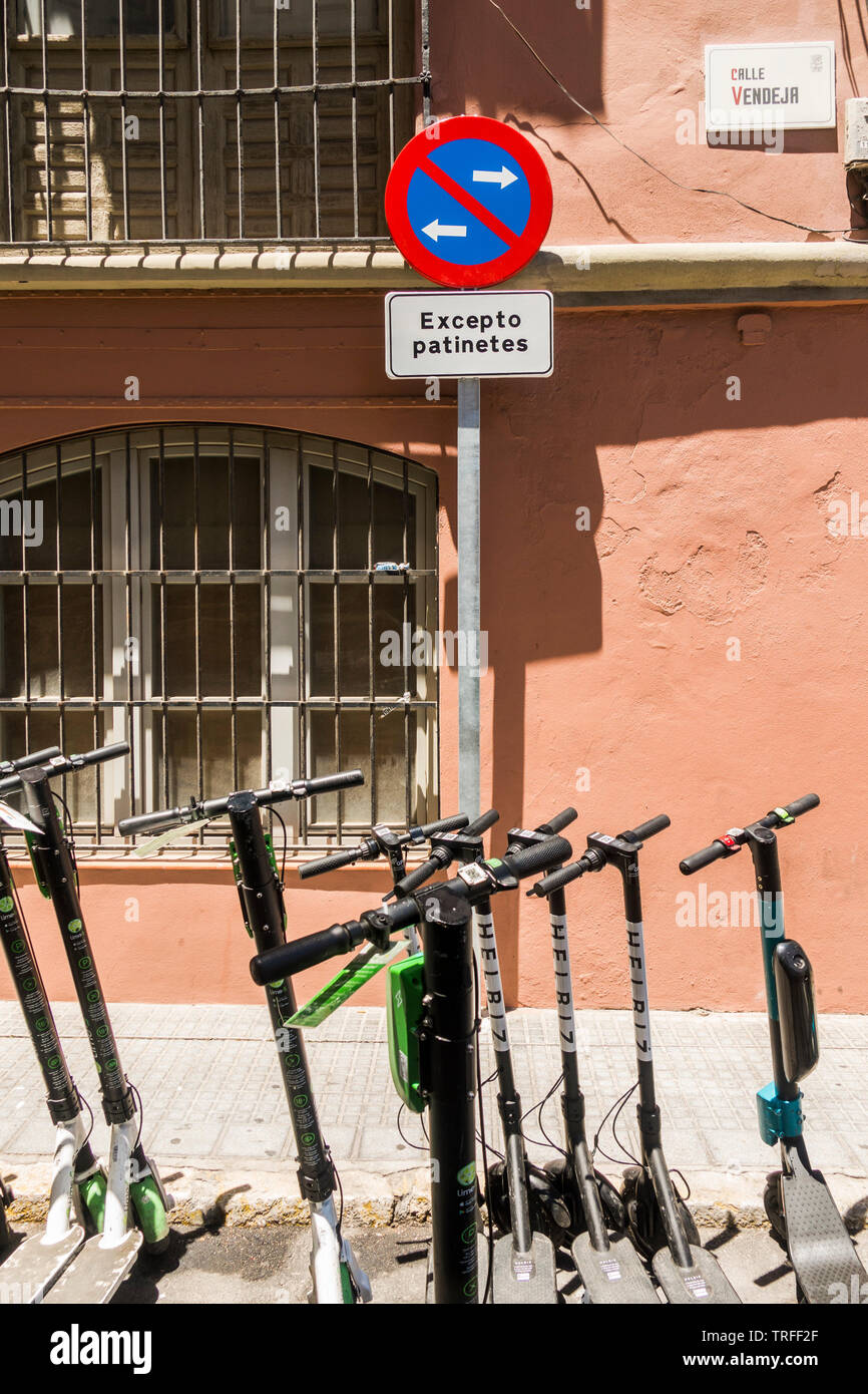 Signer avec les scooters électriques pour le stationnement dans les rues de Malaga, Andalousie, espagne. Banque D'Images