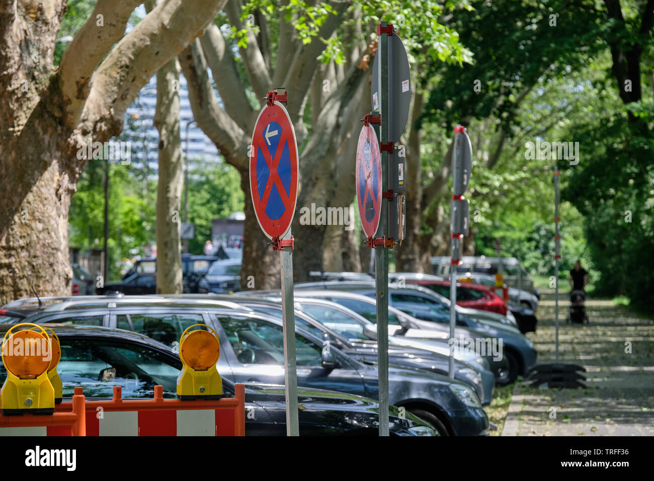 Nuremberg, Allemagne - 2 juin, 2019 : Des signes dit la voiture pilotes que l'arrêt est absolument interdit autour d'un chantier de construction dans une rue avec des voitures Banque D'Images