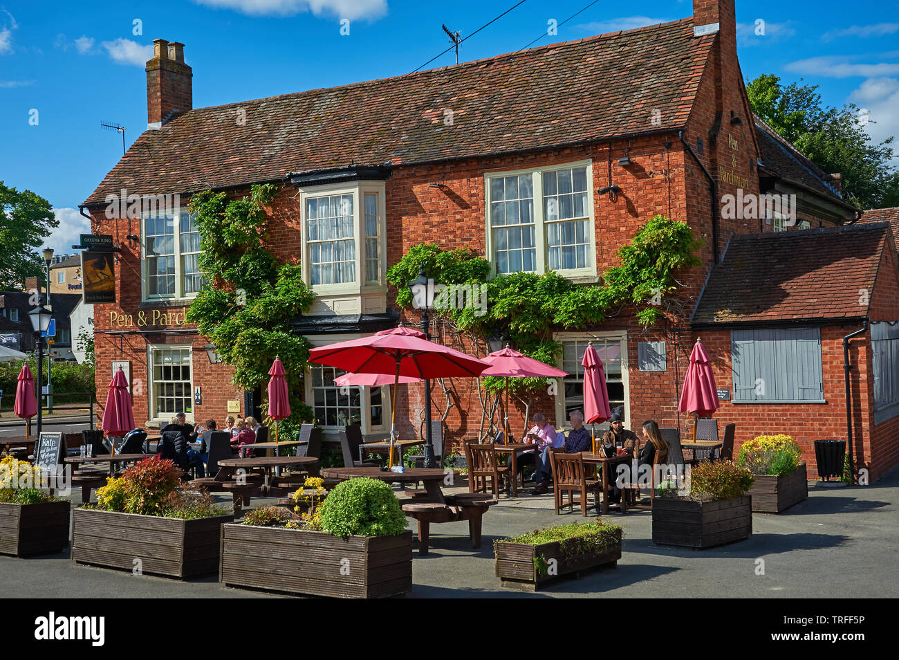 Stratford Upon Avon, Warwickshire et la Plume et Parchemin public house dans le centre-ville. Banque D'Images