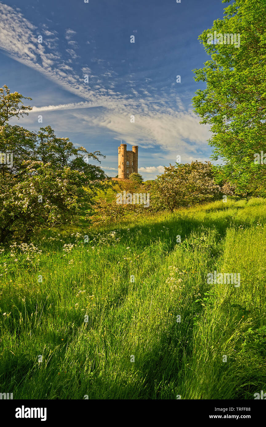 Broadway Tower se dresse au sommet de la colline de poissons dans le nord de la région des Cotswolds, et est un point de vue local ainsi que d'une folie médiévale du château. Banque D'Images