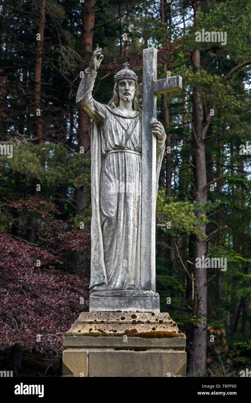 Statue de Saint Vincent dans le parc de St Vincent's Hospital, Kingussie, Badenoch et Strathspey, Ecosse, Royaume-Uni. Banque D'Images Statue de Saint Vincent dans le parc de St Vincent's Hospital, Kingussie, Badenoch et Strathspey, Ecosse, Royaume-Uni. Banque D'Images