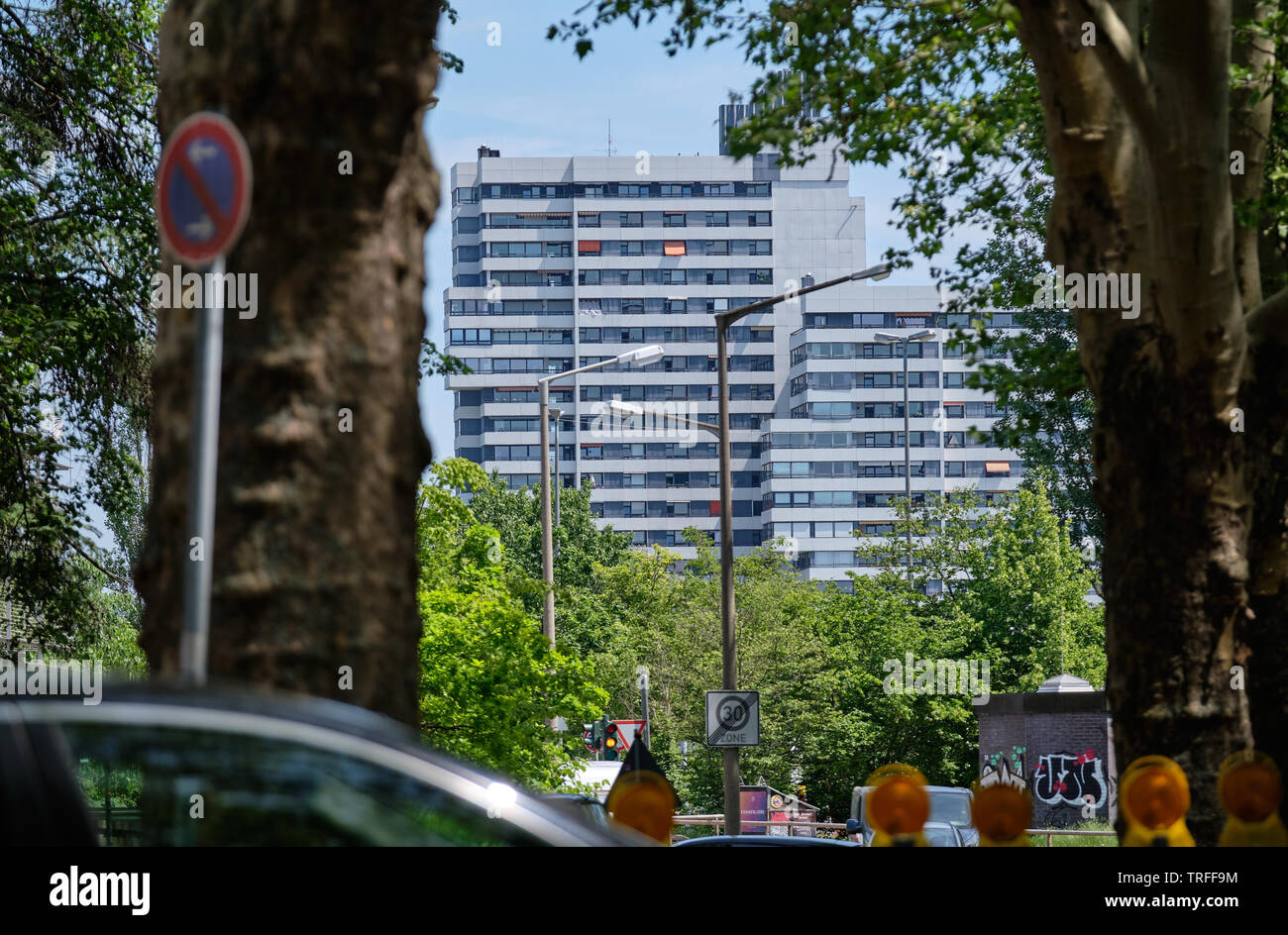 Nuremberg, Allemagne - le 2 juin 2019 : Le complexe résidentiel appelé 'Norikus' (ou 'Noricus') à l'Voir vu à travers le Wöhrder arbres du Prinzreg Banque D'Images