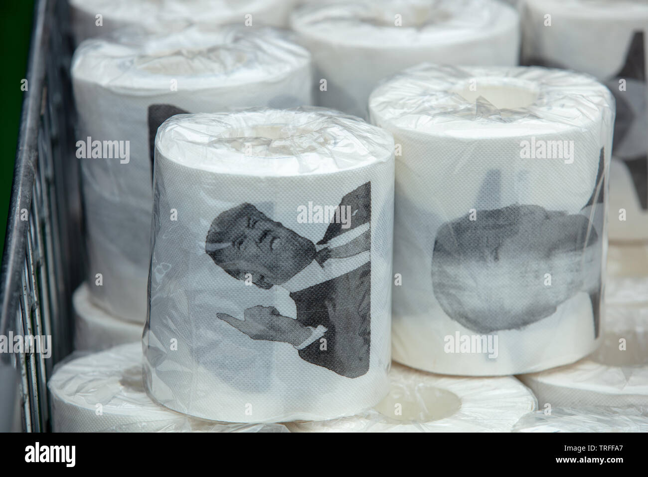 Londres, Royaume-Uni. 4 juin 2019. Papier toilette Donal Trump à vendre le jour où des manifestants ont manifesté dans le centre de Londres sur Trafalgar Square contre le président des États-Unis, Donald Trump, en visite au Royaume-Uni. Crédit: Joe Kuis / Alay Banque D'Images