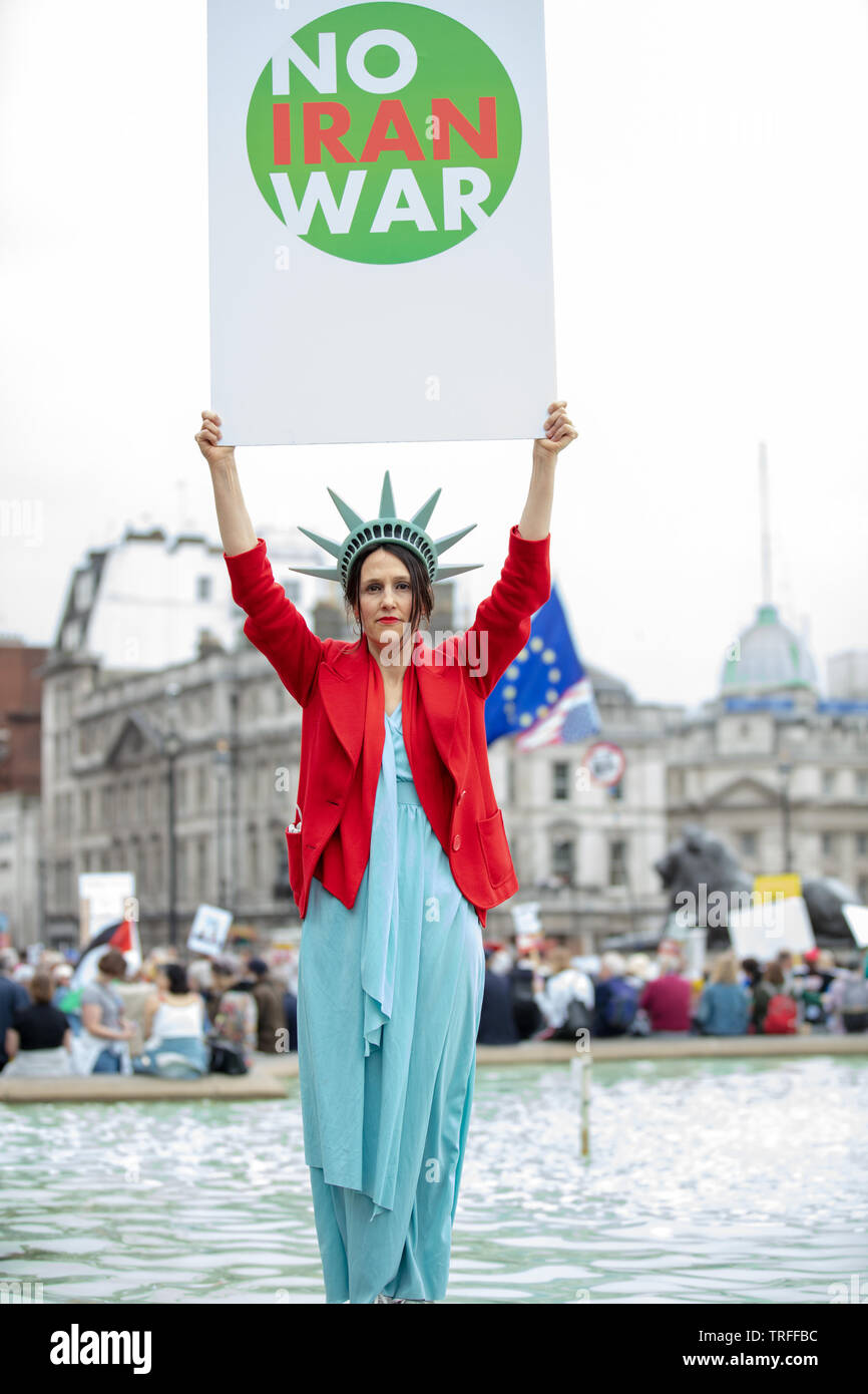 Londres, Royaume-Uni. 4 juin 2019. Un manifestant contre la guerre tient un grand conseil sans aucune guerre contre l'Iran sur Trafalgar Square le jour où des manifestants tiennent une manifestation de masse dans le centre de Londres sur Trafalgar Square contre le président des États-Unis, Donald Trump, en visite au Royaume-Uni. Crédit: Joe Kuis / Alay Banque D'Images