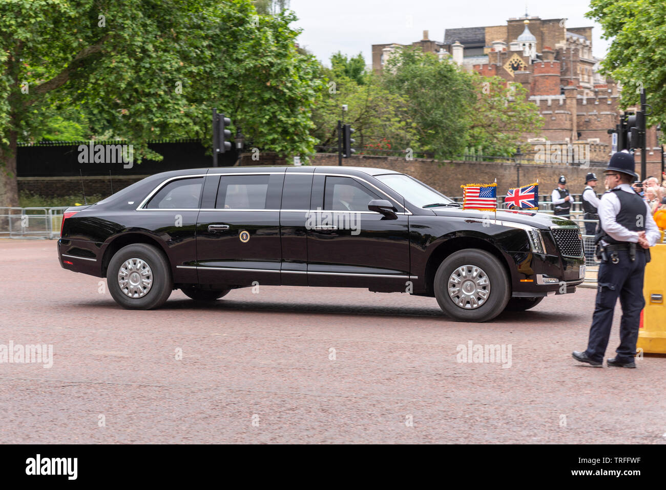 Le président américain, Donald Trump en roulant le long du Mall, London, UK dans La Bête voiture avec peu de gens regardent. Pas de fans. Cortège présidentiel Banque D'Images