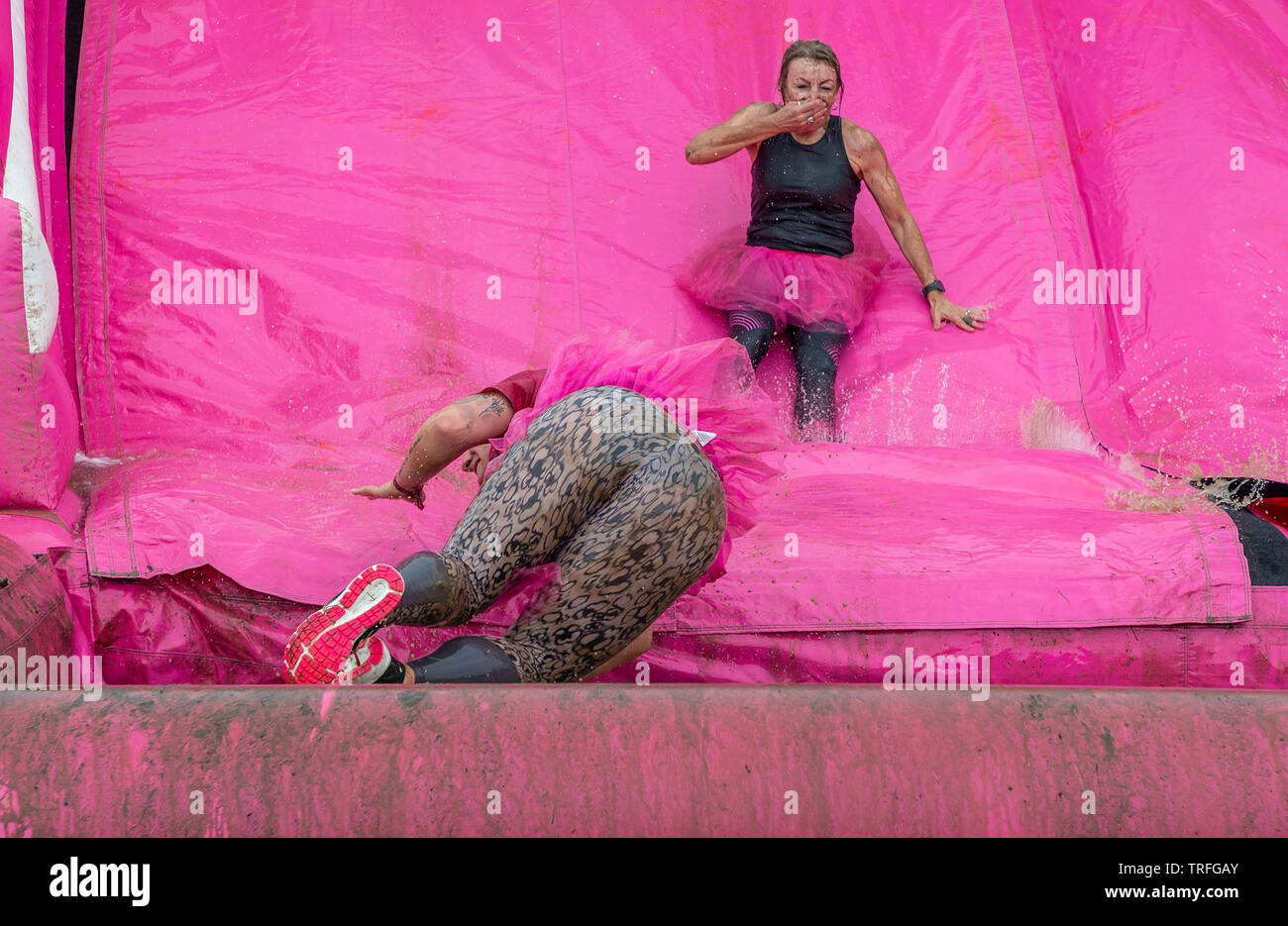 Warrington, Royaume-Uni. 2 juin 2019. Race for Life 2019, Warrington, au profit de la recherche sur le cancer. Diapositive gonflable - femme entre dans le mauvais sens Banque D'Images