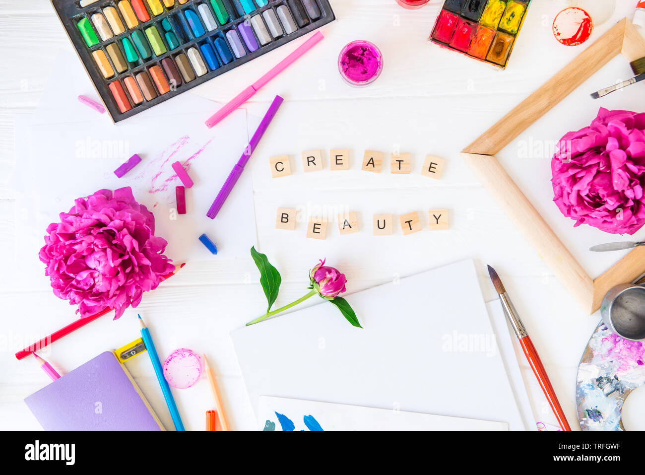 Vue de dessus de la maquette de travail créateur. Créer de la beauté un lettrage en variété de matériel de dessin et de fleurs. L'Art, atelier, peinture, dessin, Banque D'Images