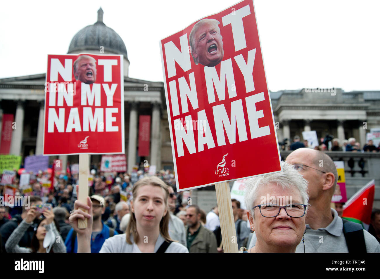 Protestation contre la visite d'état du Président Trump à Trafalgar Square, Londres, le 4 juin 2019 . Les manifestants tiennent des pancartes disant "pas en mon nom". Banque D'Images