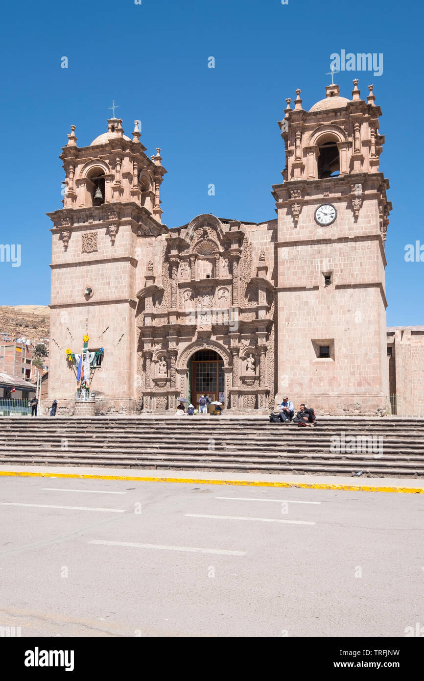 Magnifique Catedral Basílica San Carlos Borromeo ou Puno Cathedral dans la Plaza de Armas ou place principale de Puno, Pérou Banque D'Images