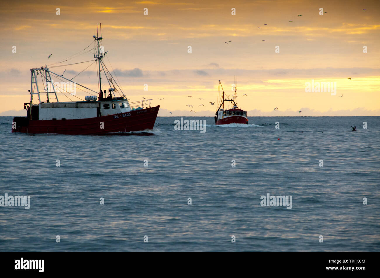 Deux bateaux de pêche revenant à Eyemouth un petit port de pêche sur la côte est de l'Ecosse Banque D'Images