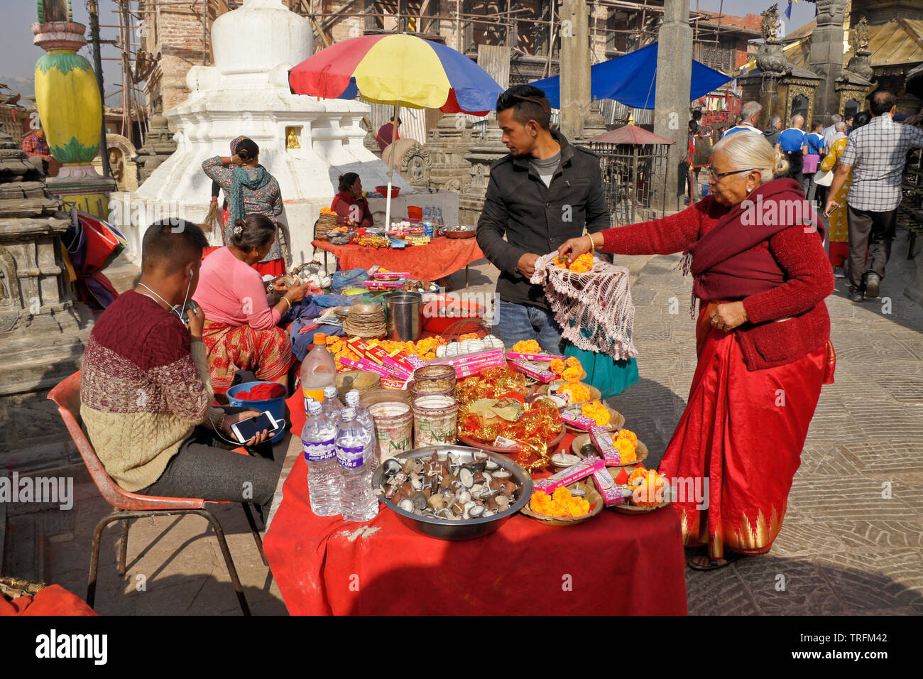 Vendeur vendre de l'eau et des objets religieux au temple bouddhiste de Swayambhunath, Katmandou, Vallée de Katmandou, Népal Banque D'Images